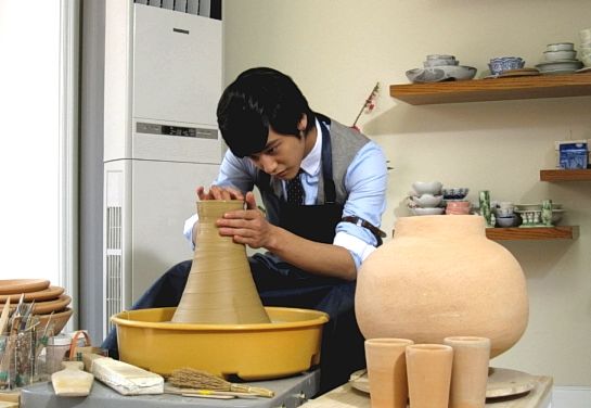 Kim Bum as Yi Jung the Potter