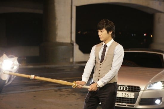 Kim Bum as bodyguard Yi Jung