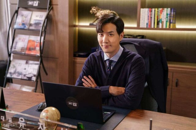 Kim Ji-suk is also on the “Monthly Magazine Home” cast as CEO of the magazine.