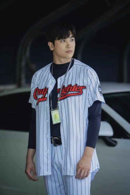 Park Hyung-sik is Jung Yi-hyun in "Happiness"