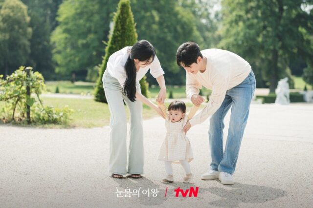 Kim Ji-won and Kim Soo-hyun as parents in the K-drama "Queen of Tears"