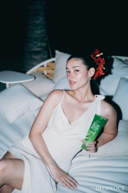 Liza Soberano holding Deoproce Cooling Aloe Soothing Gel