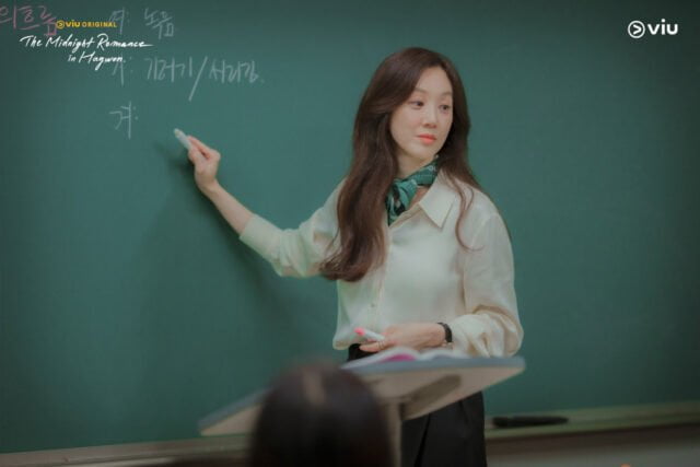 Jung Ryeo-won is an academy instructor in "The Midnight Romance in Hagwon."
