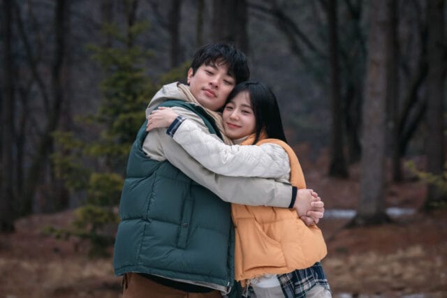 Park Jeong-min and Jisoo in "Newtopia"