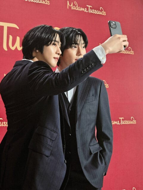 Ahn Hyo-seop takes a selfie with his wax figure at Madame Tussauds Hong Kong