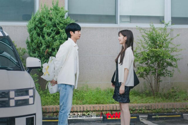 Jung Hae-in and Jung So-min in "Love Next Door."